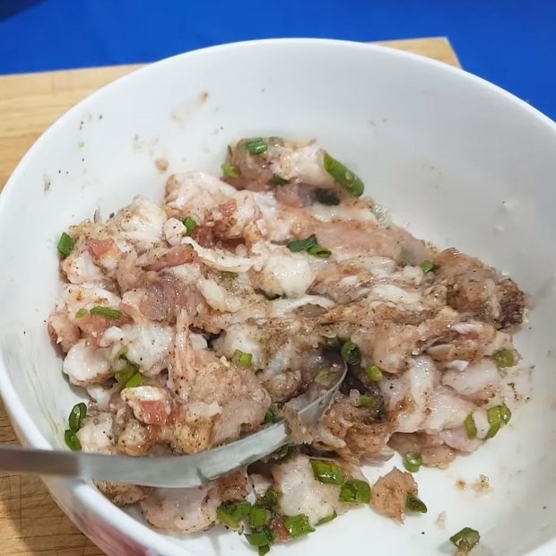 Thịt băm và cá thác lác được trộn đều, ướp gia vị đậm đà làm nhân cho bí ngòi