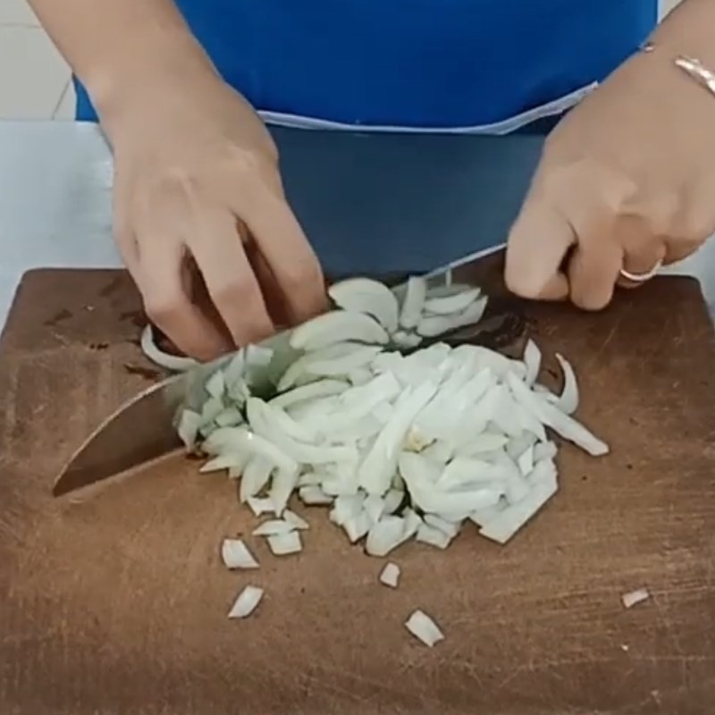 Sườn heo được rửa sạch và chặt khúc để nấu canh rau sắn