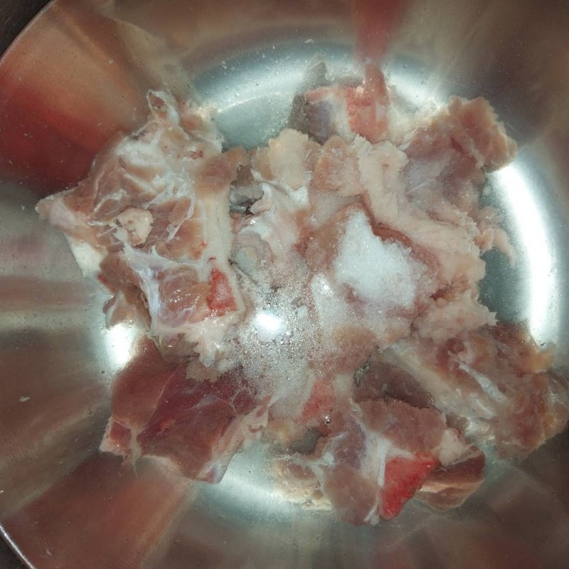 Gọt vỏ và cắt đu đủ thành miếng vừa ăn cho canh thịt hầm