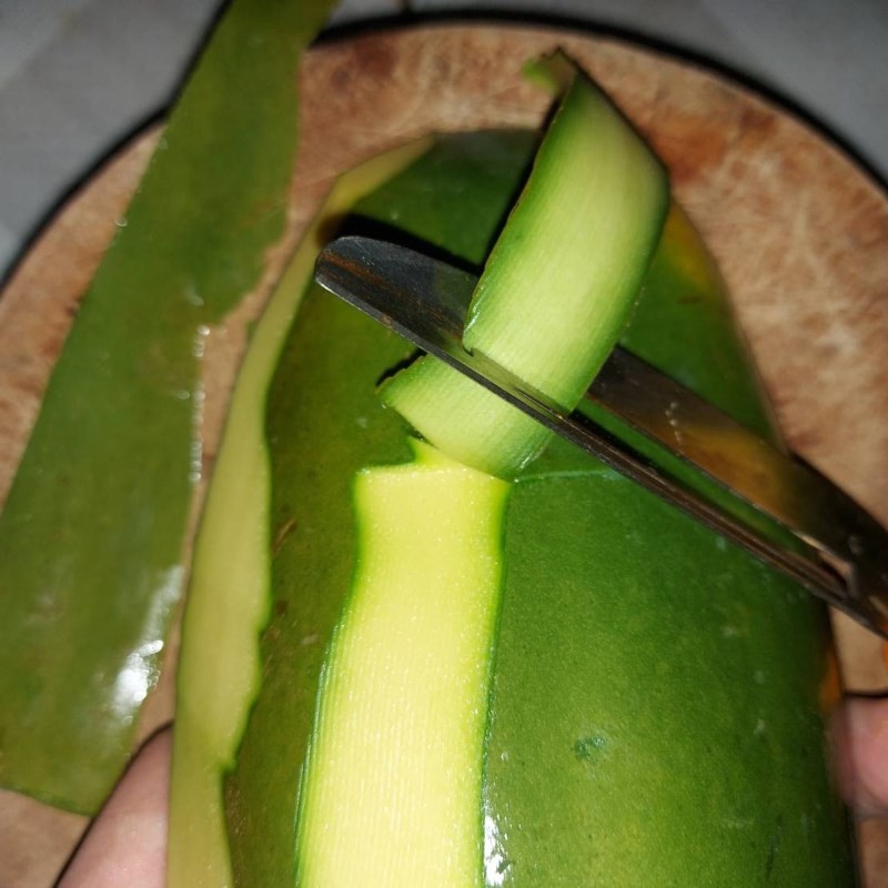 Đu đủ đã được gọt vỏ và cắt miếng chuẩn bị hầm canh