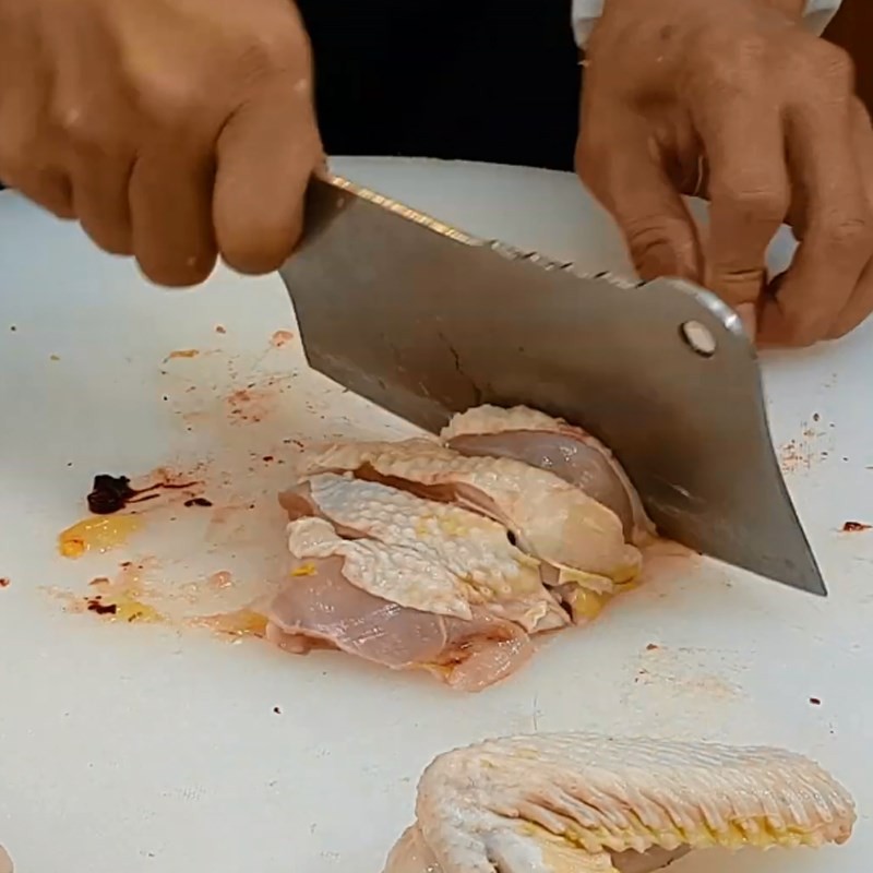 Cà rốt được gọt vỏ và tỉa hoa trang trí cho lẩu gà Tứ Xuyên