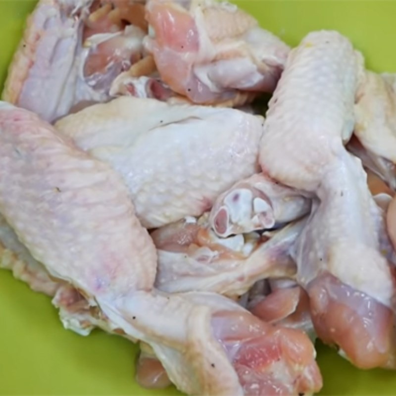 Sơ chế gạo và cánh gà trước khi nấu cháo gà bằng nồi cơm điện Cuckoo