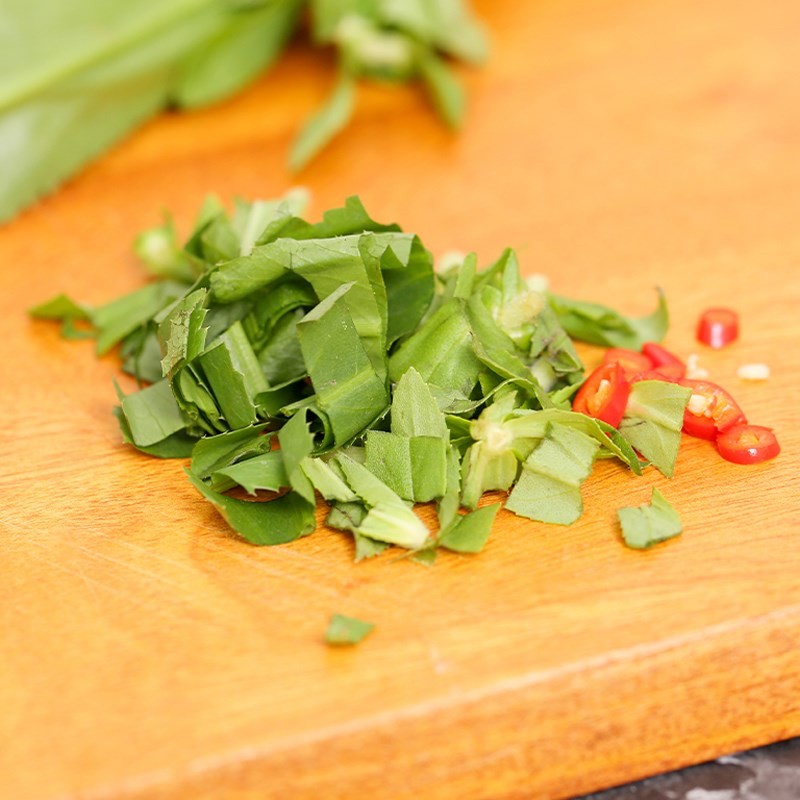 Sơ chế măng chua là bước quan trọng để món cá lăng nấu măng chua không bị gắt