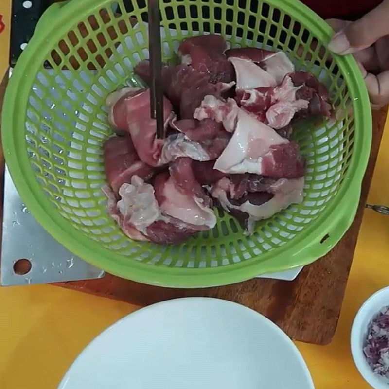 Sơ chế gân bò sạch sẽ trước khi nấu cháo