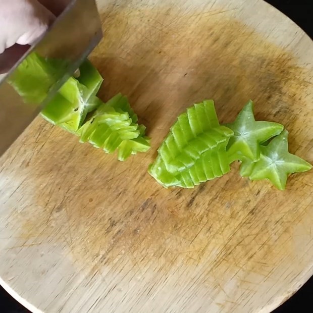 Sơ chế khế và cà chua cho món cá lăng nấu măng chua