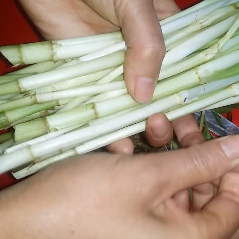 Sơ chế cà chua cắt múi cau cho canh rau cần