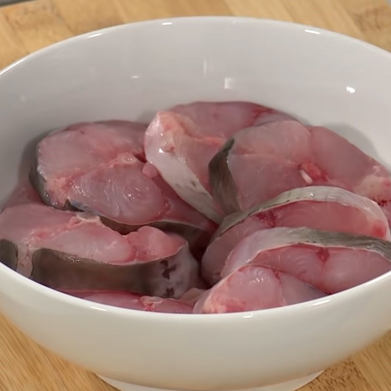 Sơ chế cá lăng kỹ càng trước khi nấu món cá lăng nấu măng chua