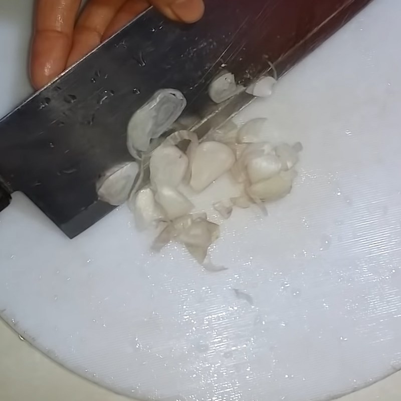 Rau cần đã cắt khúc và cà chua đã cắt múi cau