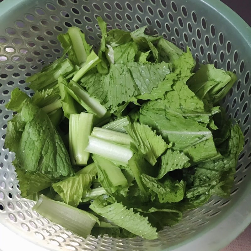 Sơ chế cải bẹ xanh cho món canh