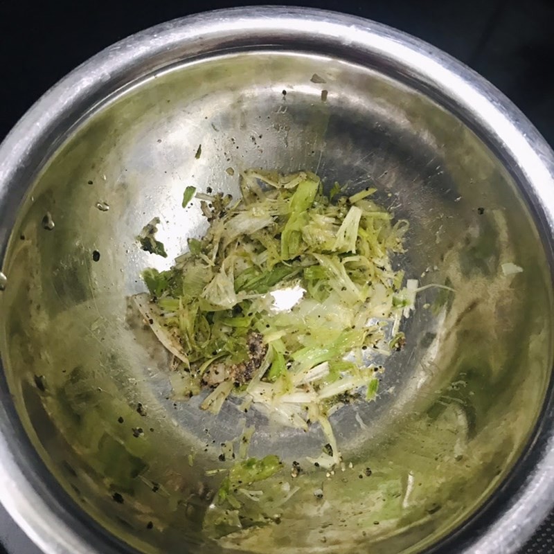 Giã hành tiêu tạo hương thơm cho canh cá thác lác