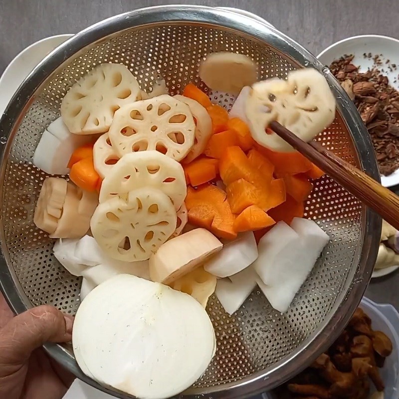 Các nguyên liệu rau củ và mì căn đã được sơ chế cho lẩu dê thuốc bắc chay