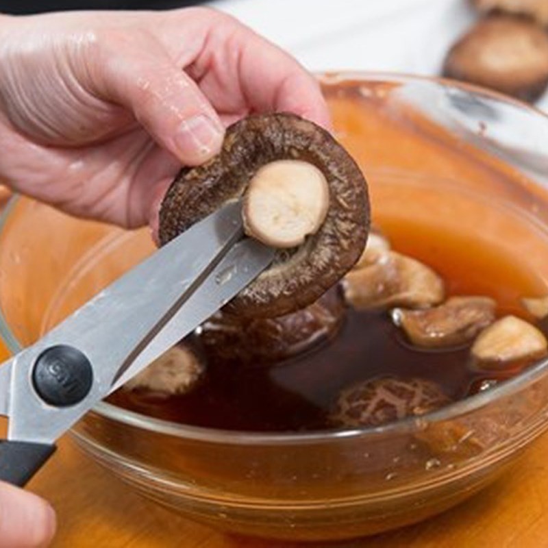 Sơ chế các nguyên liệu khác cho canh gà hạt sen