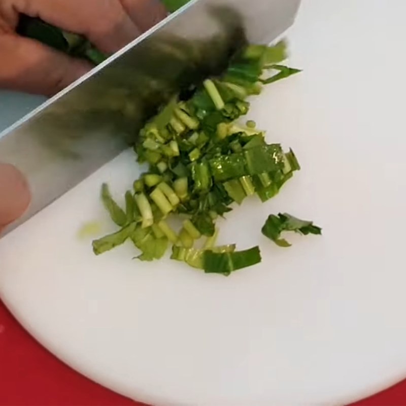 Sơ chế các loại rau củ như cà chua, thơm, đậu bắp, ớt và rau thơm