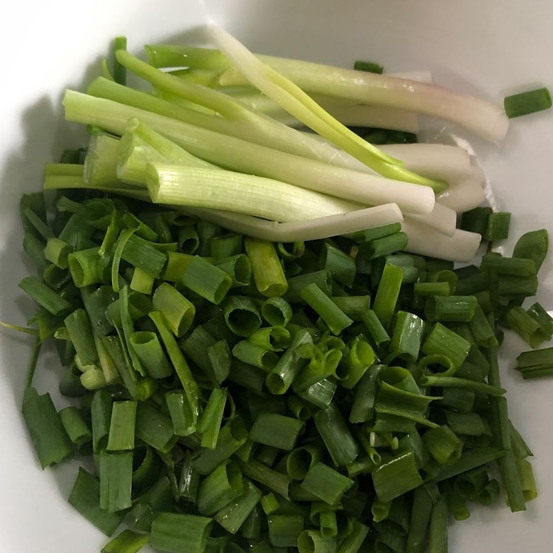 Hành lá cắt nhỏ và đầu hành để riêng để nấu bánh canh bột lọc