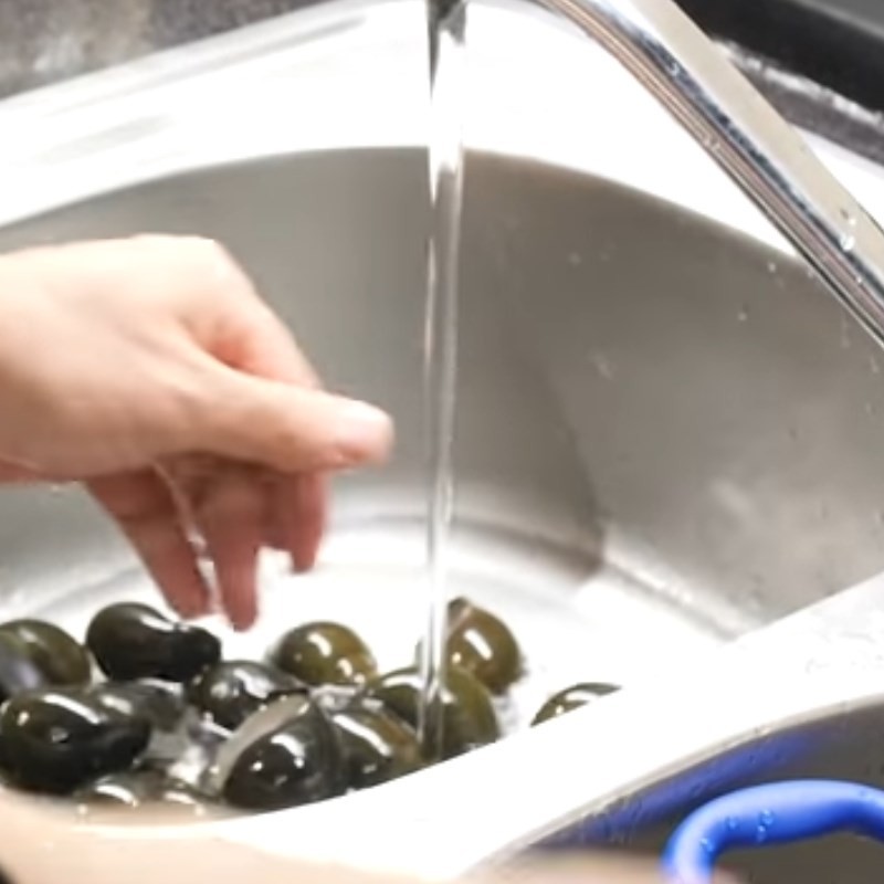 Luộc ốc nhồi với nước và muối cho ốc bung mài và chín đều