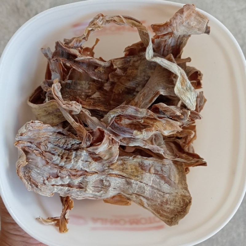 Sơ chế măng khô bằng cách ngâm và luộc kỹ