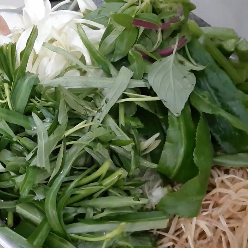 Sơ chế các loại rau ăn kèm lẩu cá chạch như rau muống và bông so đũa
