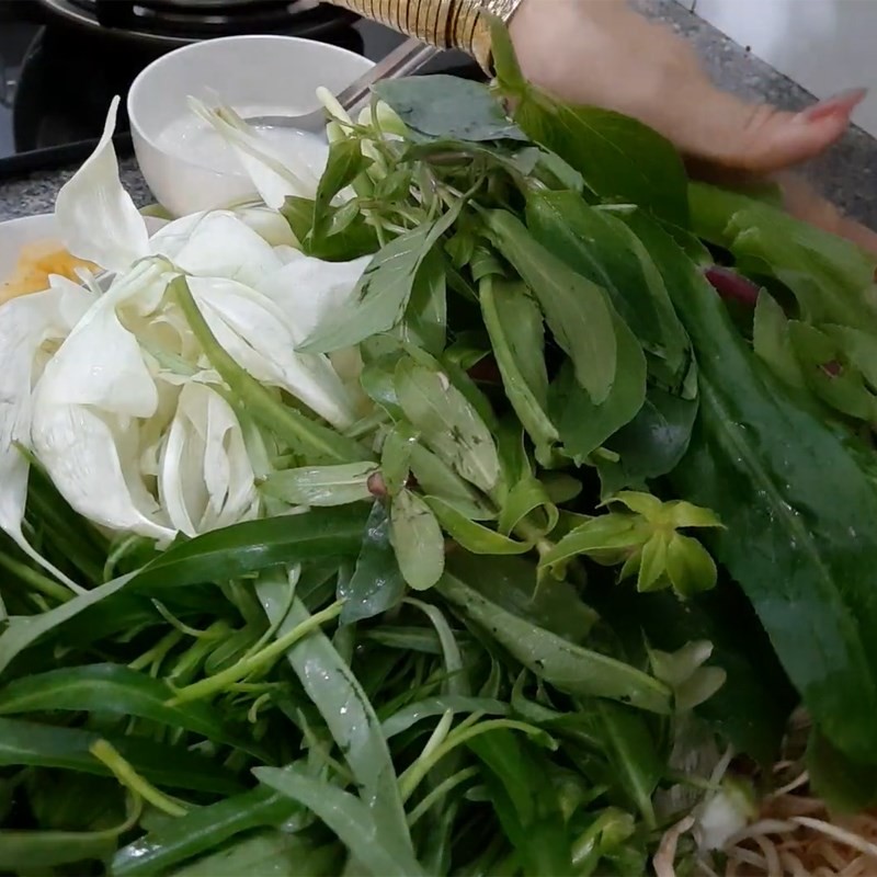 Sơ chế bắp chuối không bị thâm đen cho món lẩu cá chạch