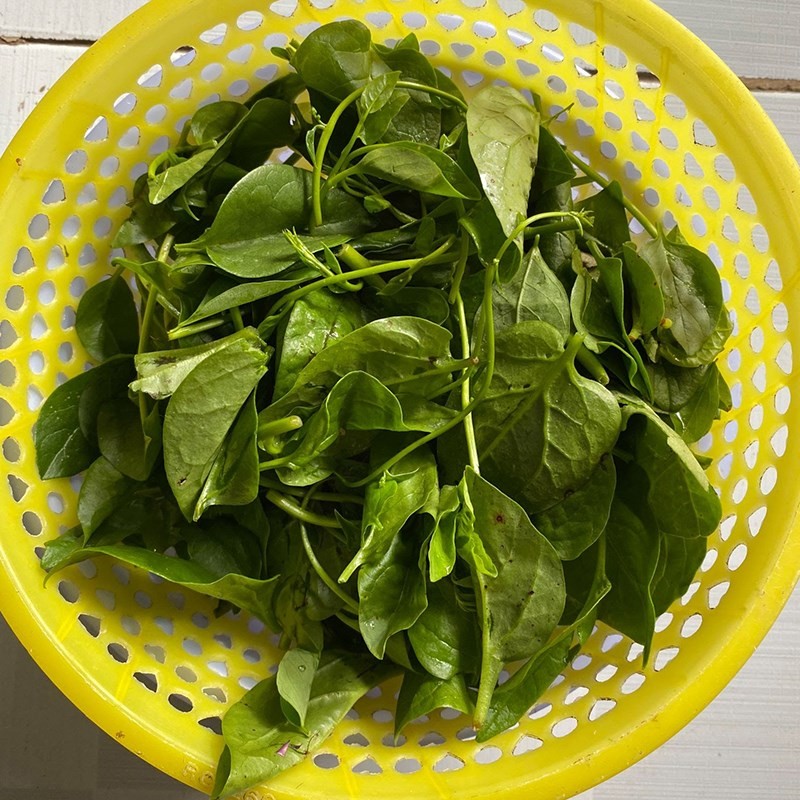 Sơ chế thịt hến tươi sạch cho món canh hến mồng tơi