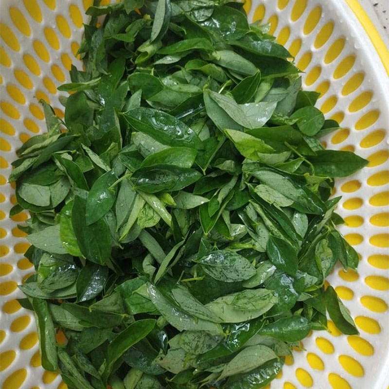 Bóp nhẹ rau ngót để rau mềm và ngọt hơn
