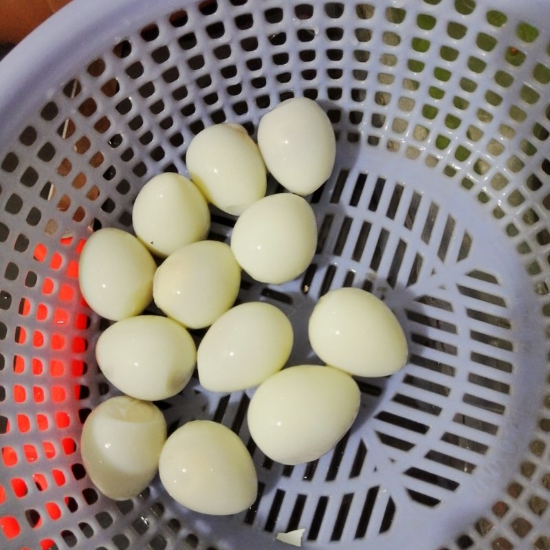 Trứng cút đã bóc vỏ sạch sẽ, tròn đều cho món sườn non kho