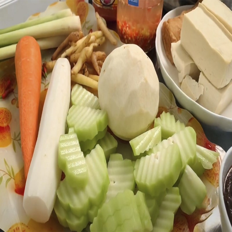 Sơ chế cà rốt cho món bún nước lèo chay