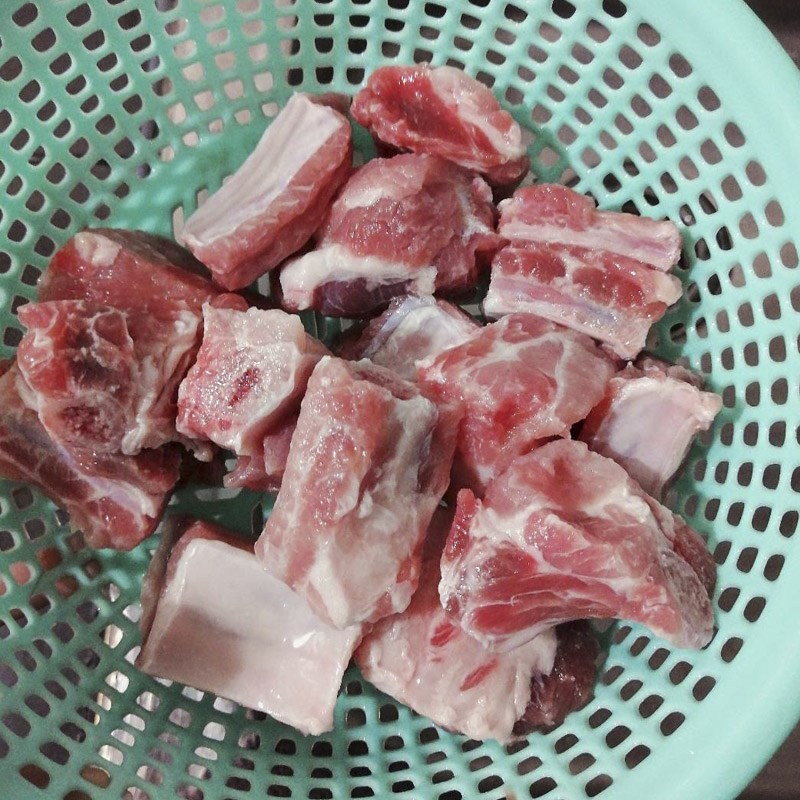 Sơ chế sườn non cho món canh sườn non rau củ