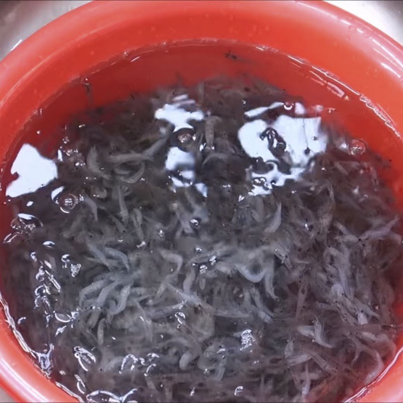 Sơ chế tép cho món canh chua bắp cải