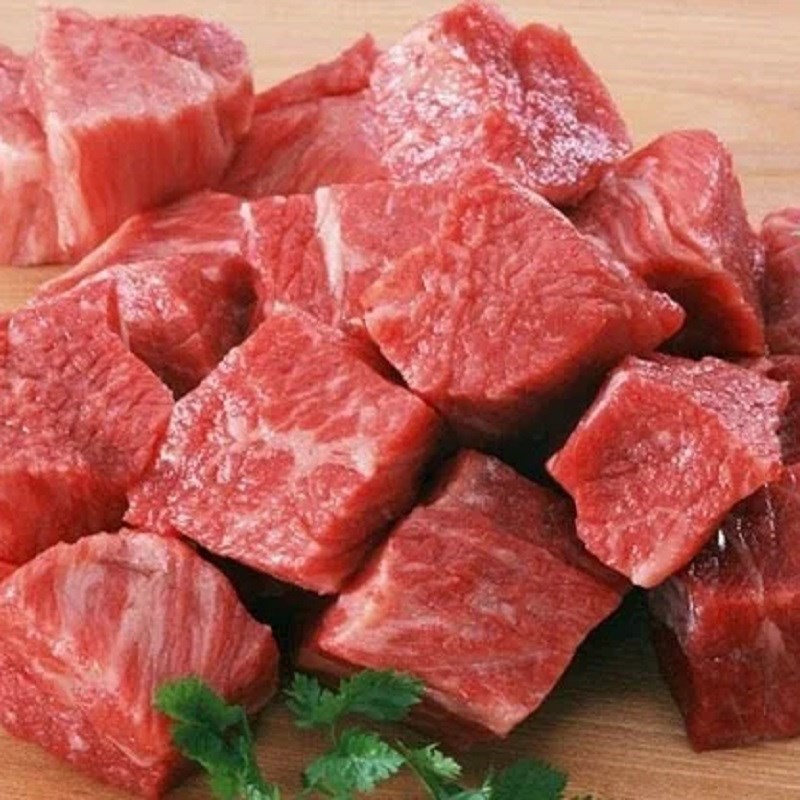 Thịt bò đã thái miếng vuông vừa ăn, sẵn sàng cho công đoạn ướp