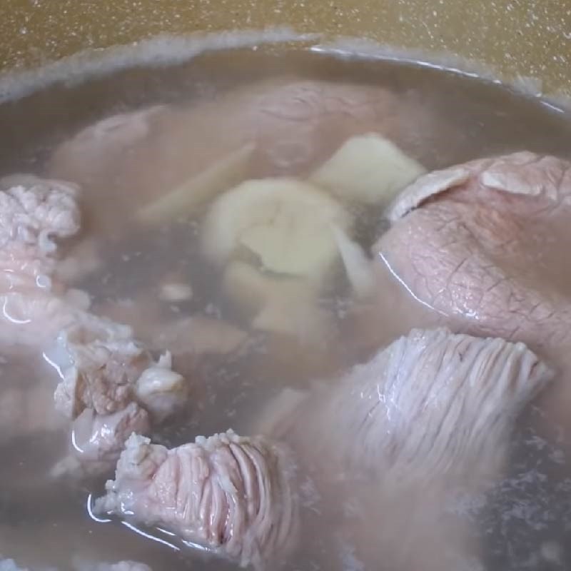 Thịt bò đã thái lát chuẩn bị cho canh khổ qua
