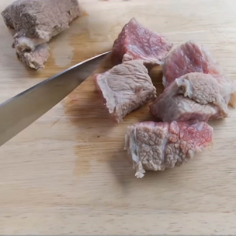 Ướp thịt bò với gia vị để tăng hương vị cho canh khổ qua