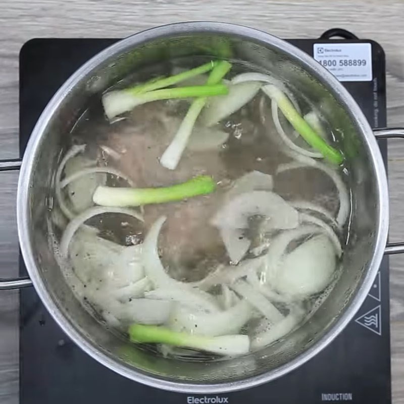 Luộc thịt thăn bò với gia vị để có nước dùng ngon