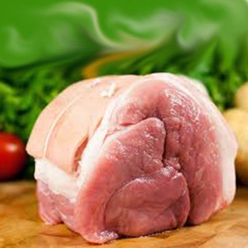 Thịt chân giò đã được sơ chế sạch sẽ để chuẩn bị cho món thịt kho đông.
