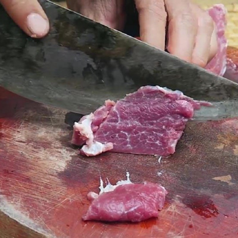 Sơ chế thịt trâu để loại bỏ mùi hôi và cắt miếng vừa ăn cho món hầm đu đủ