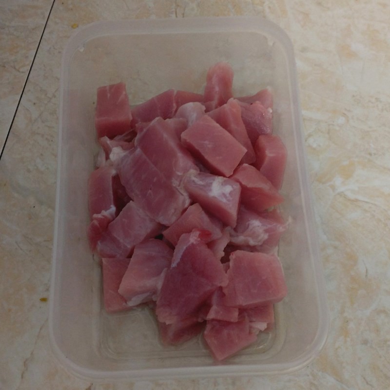 Thịt nạc heo được rửa sạch để chuẩn bị hầm canh