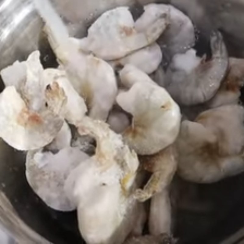 Tôm đang được rã đông trong tô nước lạnh