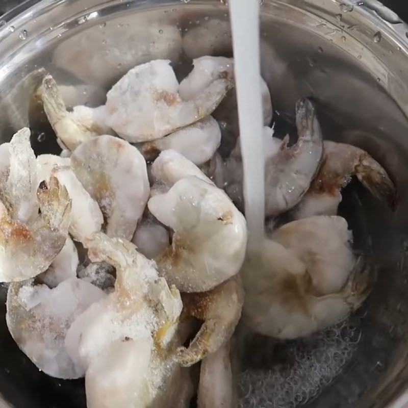 Quá trình lột vỏ tôm tươi chuẩn bị làm canh