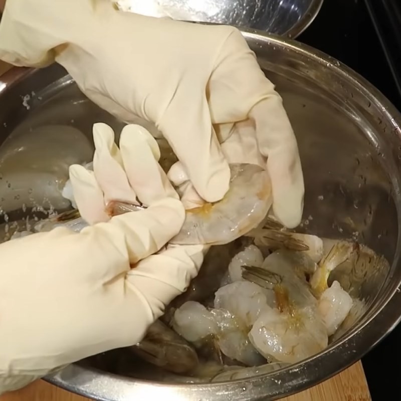 Vỏ tôm đã lột được đặt riêng trong tô