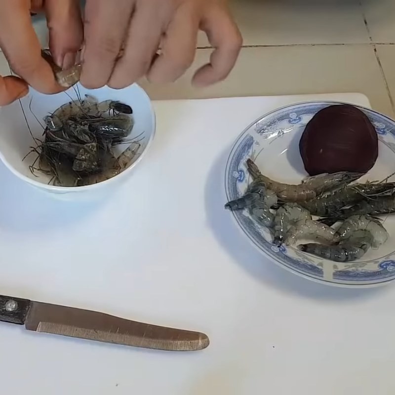 Cách nấu củ dền cho bé ăn dặm: Rút chỉ tôm đơn giản