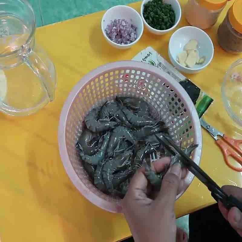 Quy trình sơ chế tôm tươi sạch sẽ cho cách nấu rong biển tươi thêm phần hấp dẫn