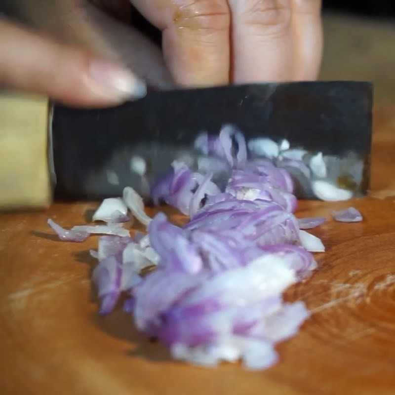 Sơ chế tôm và hành tím để nấu canh nha đam