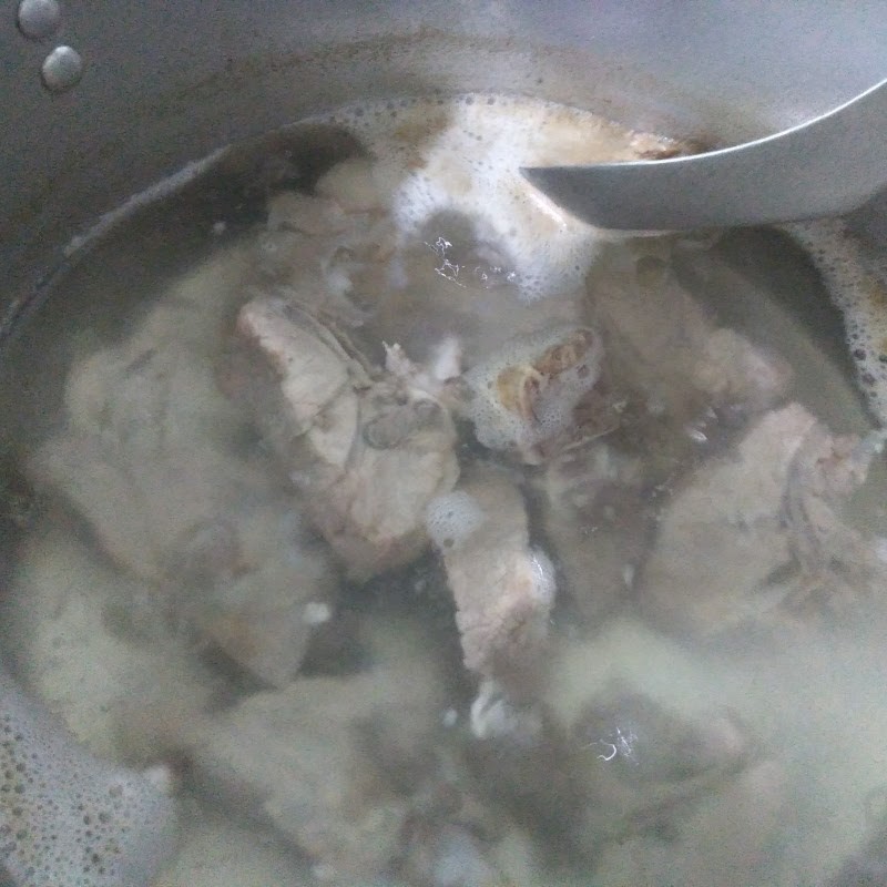 Vớt bọt thường xuyên để nước canh khoai sọ hầm xương được trong và hấp dẫn