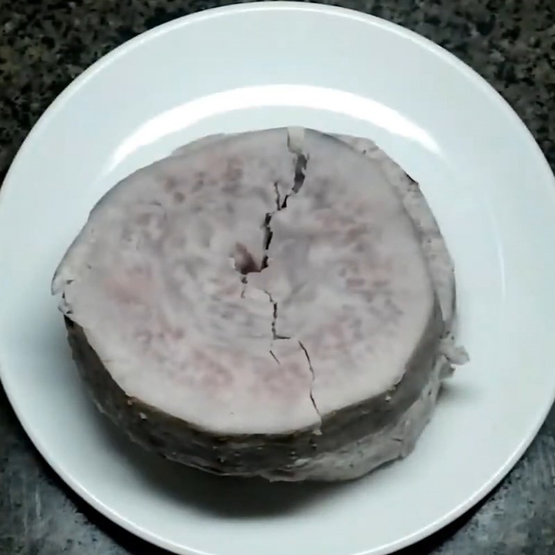 Sơ chế và hấp khoai môn cho món chè