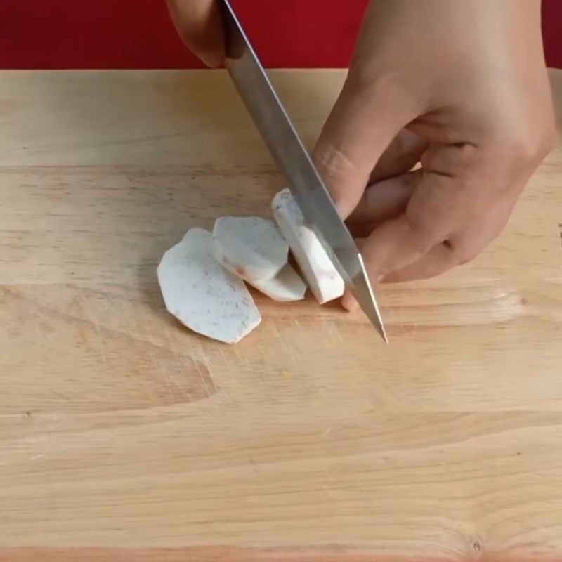 Khoai sọ đã cắt nhỏ đang được hấp chín trong xửng hấp