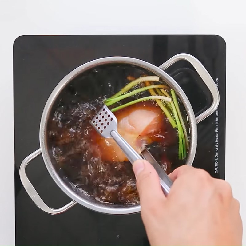 Sơ chế và luộc ức gà cho mì udon gà sốt miso