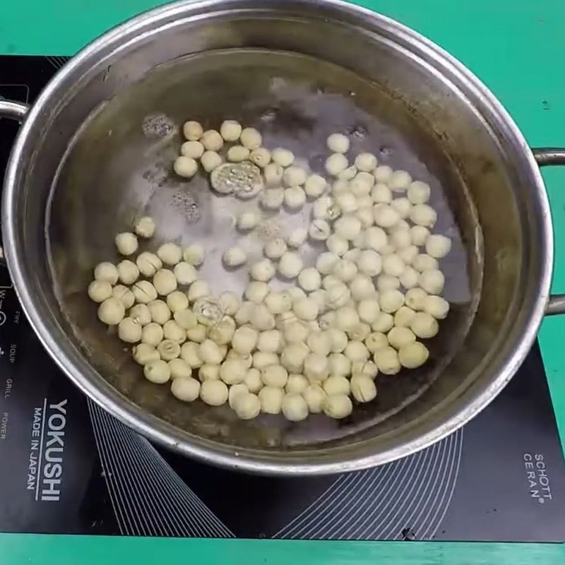 Bước 1 Sơ chế và nấu mềm hạt sen Chè hạt sen bột sắn