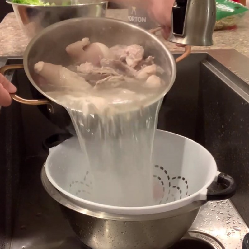 Trụng sơ đuôi heo trước khi hầm