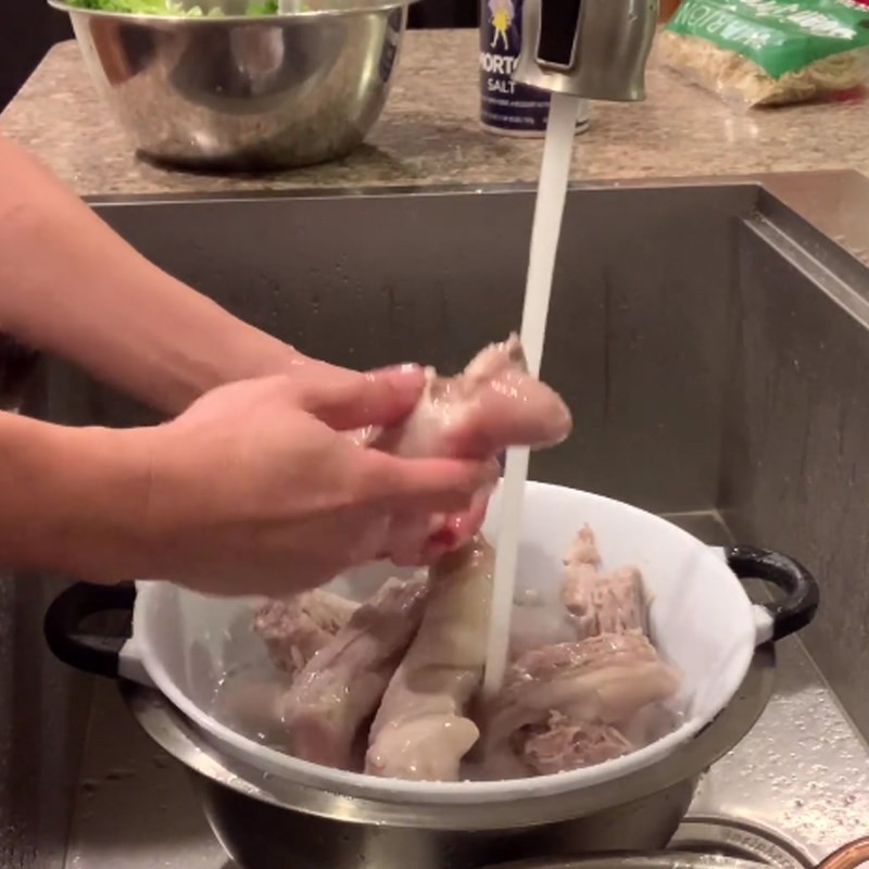 Cắt đuôi heo thành từng đoạn