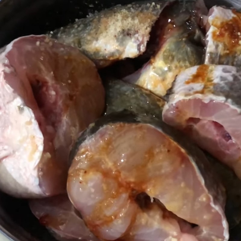 Sơ chế và ướp cá quả để chuẩn bị món kho riềng
