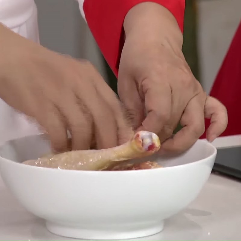 Ướp thịt gà với gia vị để hầm